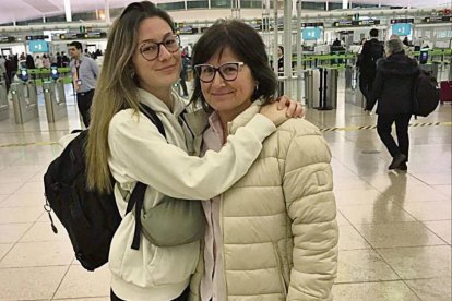 Rovira, amb la seua filla, Georgina, a l’aeroport.