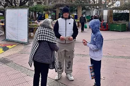 Els participants van entrevistar els clients del mercat. - AJUNTAMENT DE BELLPUIG