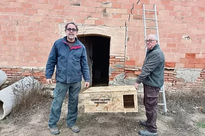 Membres de l’entitat amb una de les caixes que instal·len en una antiga cabana. - S.C.S.R