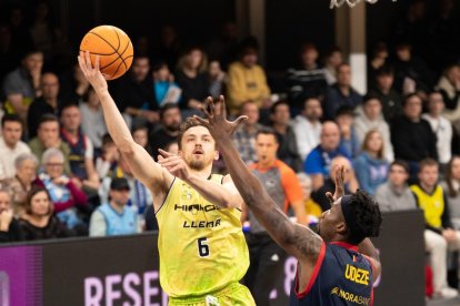 Zorkis, de l'Hiopos Lleida, intenta la cistella davant d'un rival.