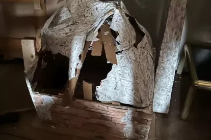 Imatge del decorat del forn de pa destrossat. - TEATREMP