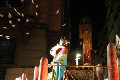 El rei Baltasar tira caramels durant la cavalcada de Lleida amb la Seu Vella al fons.