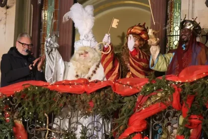 Melcior, Gaspar i Baltasar, amb les claus amb què han pogut entrar a les cases a deixar regals. - AMADO FORROLLA