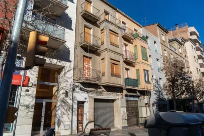 L’edifici de Prat de la Riba propietat de la Sareb està deshabitat. - PAU PASCUAL PRAT