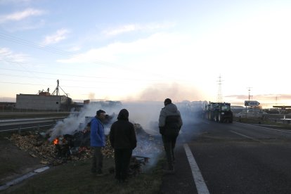 Pagesos concentrats a l'A-2 a Fondarella aquest divendres al matí.