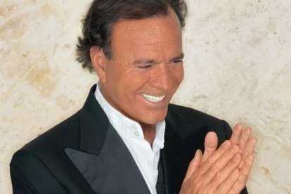 L’estrella internacional Julio Iglesias, en una de les seues imatges promocionals. - LLEONARD DELSHAMS