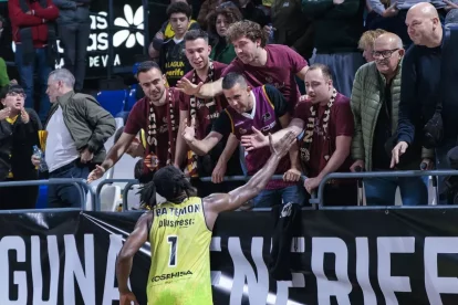 James Batemon, saludant els seguidors de Lleida a Tenerife. - ACB PHOTO/EMILIO COBOS