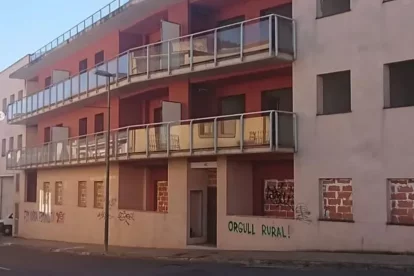 El bloc de pisos a la venda en un portal immobiliari a internet.