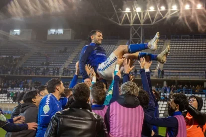 Els companys mantegen després del partit Òscar Rubio, que va oferir un breu discurs a l’afició que va acudir al Camp d’Esports per al seu comiat. - ÀLEX SAMPER