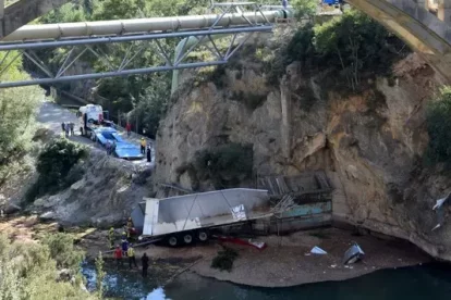 El rescat de la víctima mortal es va allargar més de sis hores, al quedar la cabina submergida. - C. SANS