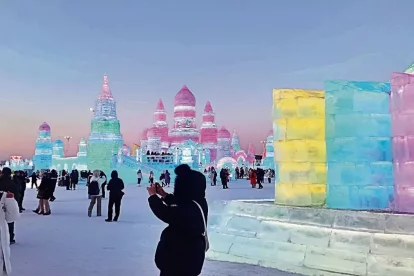 Vista general de la zona de la Xina en la qual se celebra aquest concurs d’escultures de gel i neu que a la nit s’il·lumina. - LLUÍS RIBALTA