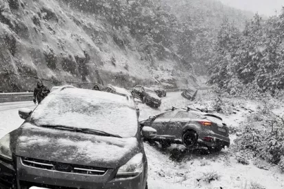 Quaranta vehicles van quedar atrapats a la C-462 entre Navès i Sant Llorenç de Morunys, quatre van sortir de la calçada. - INGRID SEGURA