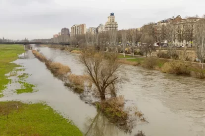 El riu Segre va arribar al seu pas per Lleida als 84 metres cúbics per segon i va negar part de la canalització. A la dreta, la carretera de Mur tallada per un despreniment. - JORDI ECHEVARRIA