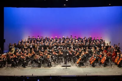 Coristes i músics de Cervera van interpretar l’himne escrit per a l’ocasió. - JORDI BONILLA
