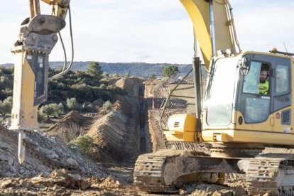Les obres que s’executen per portar el reg a prop de mil hectàrees de les Garrigues.