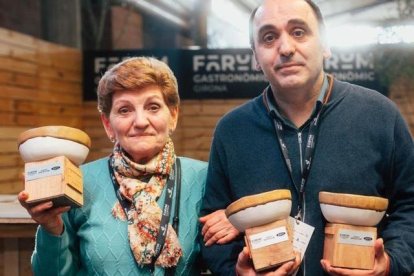 Ana Maria Estop i Josep Lluís Porté, amb els tres guardons. - FÒRUM GASTRONÒMIC DE GIRONA