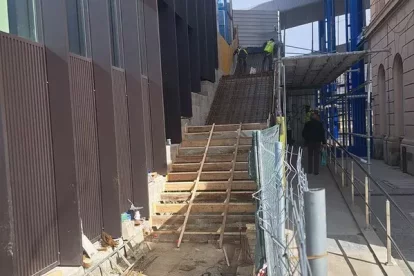 Les obres de construcció de les noves escales de la passarel·la. - S.COSTA D.