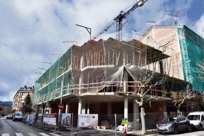 Construcció d’un bloc de pisos a la Seu d’Urgell, la segona capital comarcal de Lleida amb els preus de lloguer i compra més alts. - CYNTHIA SANS