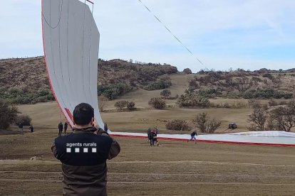 Un Agent Rural observa el globus aerostàtic.