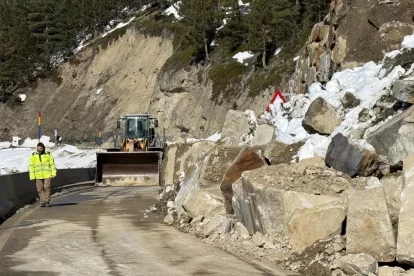 Els operaris van deixar lliure un dels carrils per començar amb el sanejament del mur. - MARTA LLUVICH/ACN