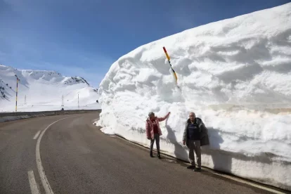 Una parella de Menàrguens, davant la paret de neu que es van trobar a la carretera de la Bonaigua. - EDGAR ALDANA