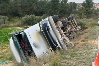 El sinistre es va produir ahir al matí i el camió va bolcar lateralment. - BOMBERS