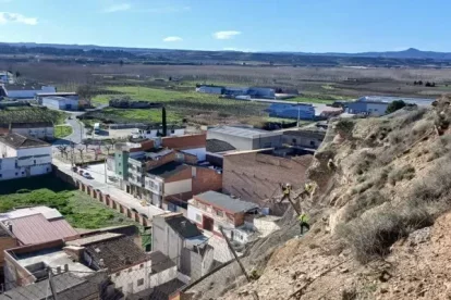 Operaris treballant a la zona del despreniment. - A. A.