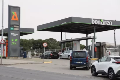 Cues per repostar la setmana passada en aquesta gasolinera de Lleida de bonÀrea. - AMADO FORROLLA