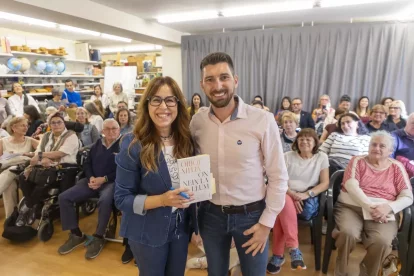 Mariví Chacón, presentadora de Lleida TV, amb Oriol Mitjà, ahir durant l’acte a la Caselles. - JORDI ECHEVARRIA