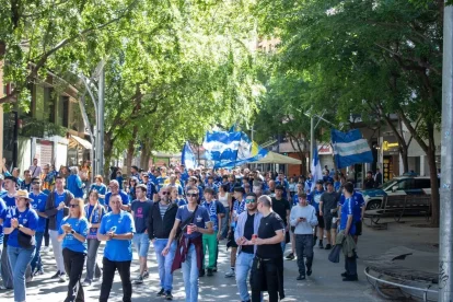 Aficionats del Lleida, durant la marxa prèvia al partit contra el Vilanova. - ÀLEX SAMPER