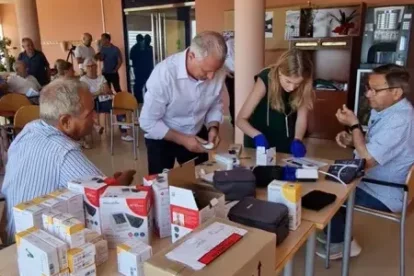 Un moment del cribratge ahir als Alamús en el qual van participar una trentena de veïns. - A.E.A.