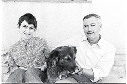 La familia de Vallverdú adoptó en 1973 una perra a la que llamó Abdelhaziz Ben Mussa, nombre que abrevió con Mussa. En la foto, Vallvrdú, su hijo, Eloi, y la perra.