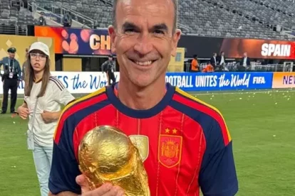 Eduard Pons posa amb el trofeu sobre la gespa del MetLife Stadium, després de la final del Mundial.