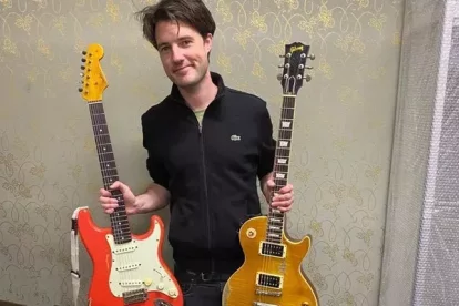 Jack Moore subjecta dos atrotinades guitarres Fender i Gibson.