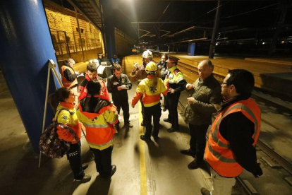 La estación de Lleida-Pirineu y el túnel de acceso a esta fueron el escenario a última hora de ayer el miércoles de un simulacro de accidente organizado por Adif y Protección Civil.