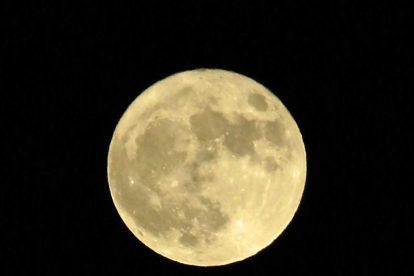 Imatges de la lluna plena el 14 de novembre del 2016, la més gran i brillant que es veurà en gairebé un segle.