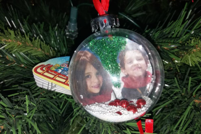 Bola de neu per penjar a l'arbre amb la foto dels meus fills