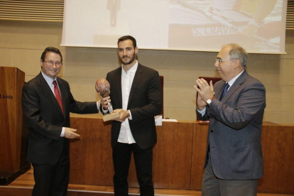 El campió olímpic rep, emocionat, el premi Alfons de Borja d'Alumni UdL, copatrocinat pel grup SEGRE i el Banc Santander