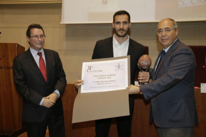 El campeón olímpico recibe, emocionado, el premio Alfons de Borja de Alumni UdL, copatrocinado por el grupo SEGRE y el Banco Santander