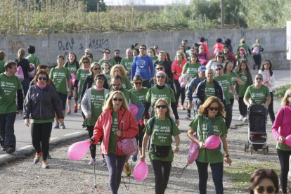 Més de 3.000 persones van caminar a Lleida en l'acte organitzat per l'Aecc.