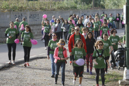 Més de 3.000 persones van caminar a Lleida en l'acte organitzat per l'Aecc.