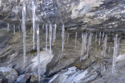 Las ultimas lluvias caidas, y las bajas temperaturas por la noche de estos días, hacen en esta pequeña cueva, verdaderas estalactitas de hielo, concretamente en Canfranc, en el Pirineo Aragones