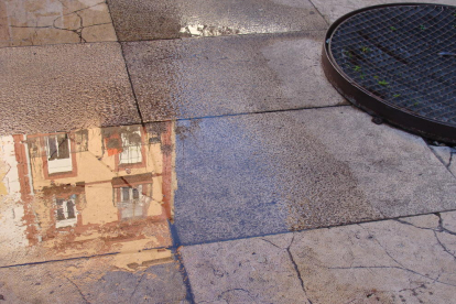 Després de les últimes pluges, aprofitant que va sortir una mica el sol, e fet aquesta fotografía en un petit toll d'aigua, amb un reflexe d'una part de les cases, de la Plaça de Sant Joan.