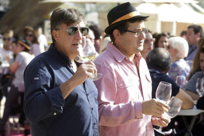 Més de 5.000 visitants passen per la vuitena Festa del Vi de Lleida a la plaça de la Llotja.
