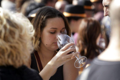 Más de 5.000 visitantes pasan por la octava Festa del Vi de Lleida en la plaza de la Llotja