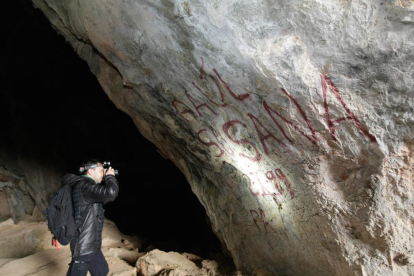 Imatges del vandalisme a la Cova del Tabac