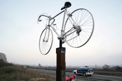 Monument als 2 ciclistes atropellats a Seròs