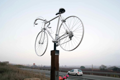 Monument als 2 ciclistes atropellats a Seròs