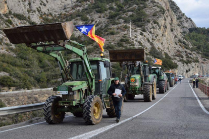 Los agricultores cortan tres carreteras leridanas por los recortes y los daños de la fauna salvaje
