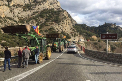 Els pagesos tallen tres carreteres lleidatanes per les retallades i els danys de la fauna salvatge